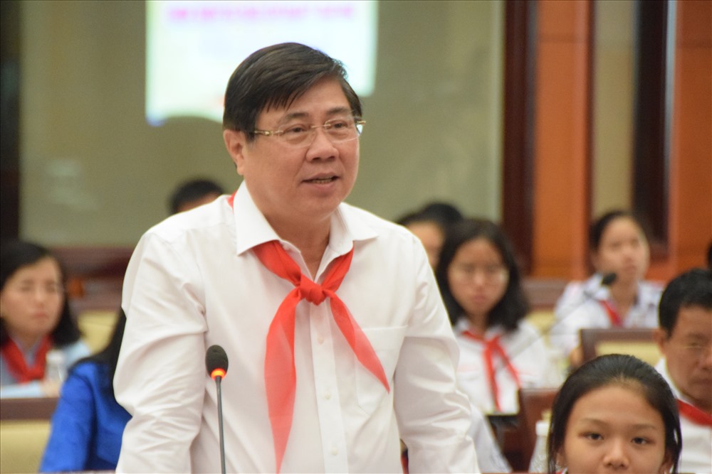 Ông Nguyễn Thành Phong , Phó Bí thư Thành Uỷ, Chủ tịch UBND TPHCM trao đổi với thiếu nhi