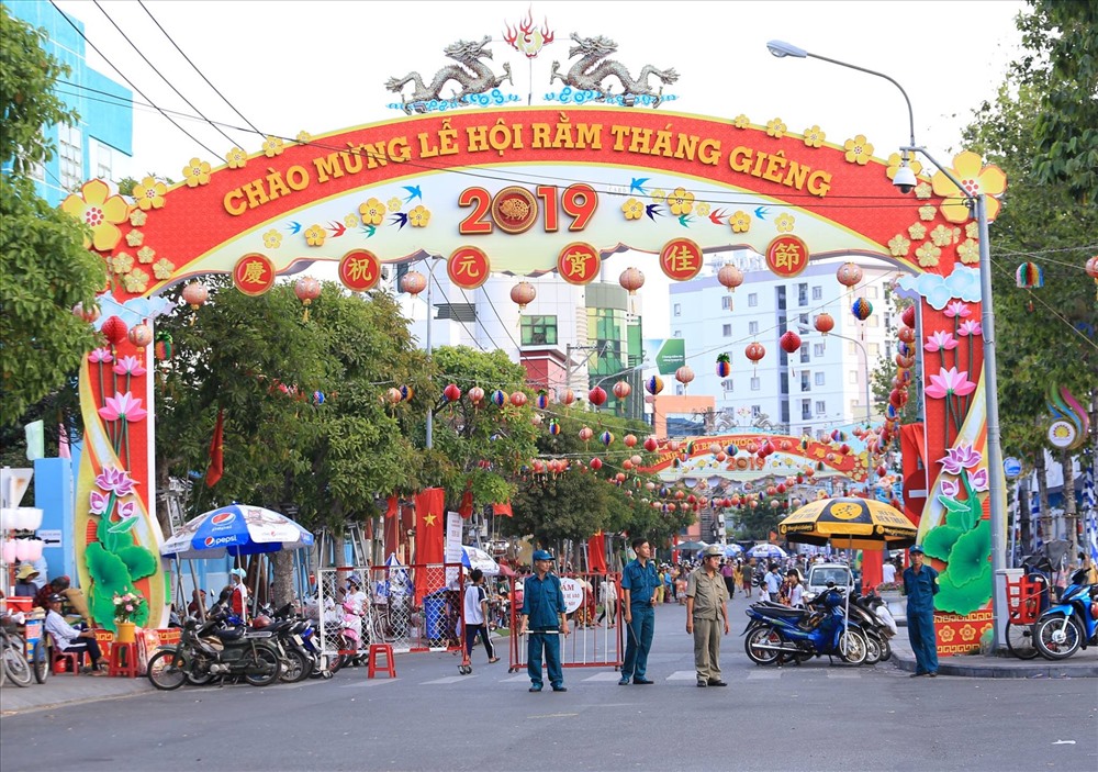 Ngay từ đầu tháng giêng, cả thành phố Thủ Dầu Một đã chuẩn bị cho mùa lễ hội. Ảnh: N.X.T