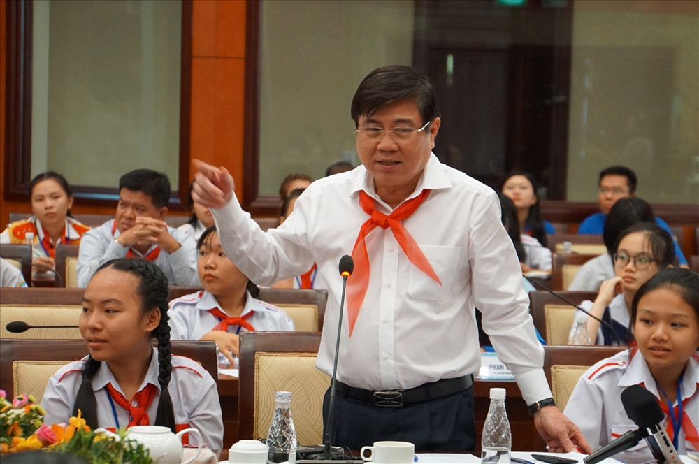 Ông Nguyễn Thành Phong, Chủ tịch UBND TPHCM phát biểu tại buổi trao đổi 