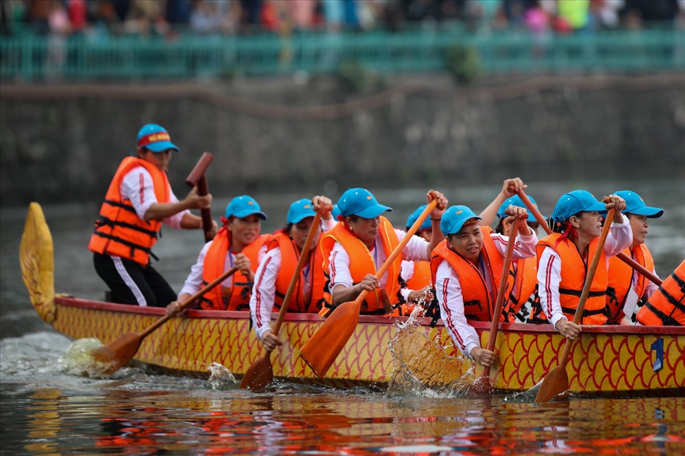 Theo lịch, Lễ hội Bơi chải thuyền rồng Hà Nội mở rộng năm 2019 diễn ra từ 9h đến 16h trong 2 ngày 16 và 17.2 tại hồ Tây (Hà Nội). 