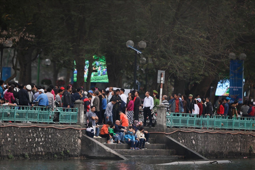 Đối với nhiều người dân và du khách, đây là lần đầu tiên họ được theo dõi giải đua thuyền được tổ chức quy mô lớn như Lễ hội Bơi chải thuyền rồng Hà Nội mở rộng năm 2019.