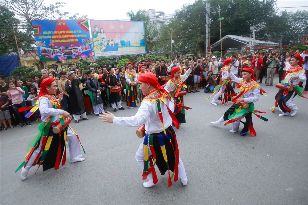 Màn múa “Con đĩ đánh bồng” trai giả gái tại hội làng Triều Khúc (Hà Nội) lại thu hút đông đảo người dân tới tham dự.