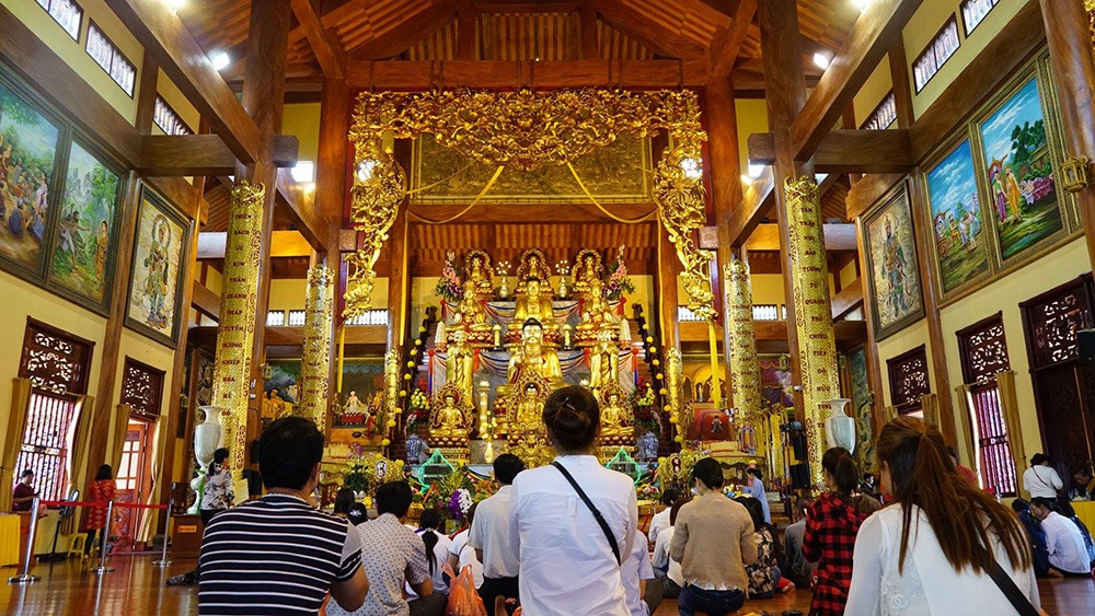 Theo trụ trì chùa Ba Vàng, đền chùa là nơi linh thiêng, tôn nghiêm và tĩnh mịch nên cần cấm việc mua bán.