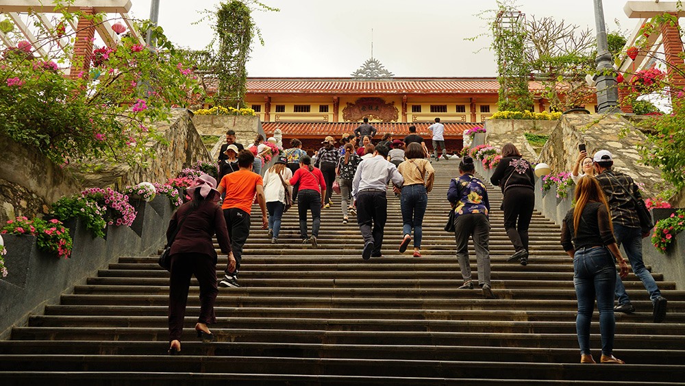 Rất đông du khách thập phương hành hương đến chùa.