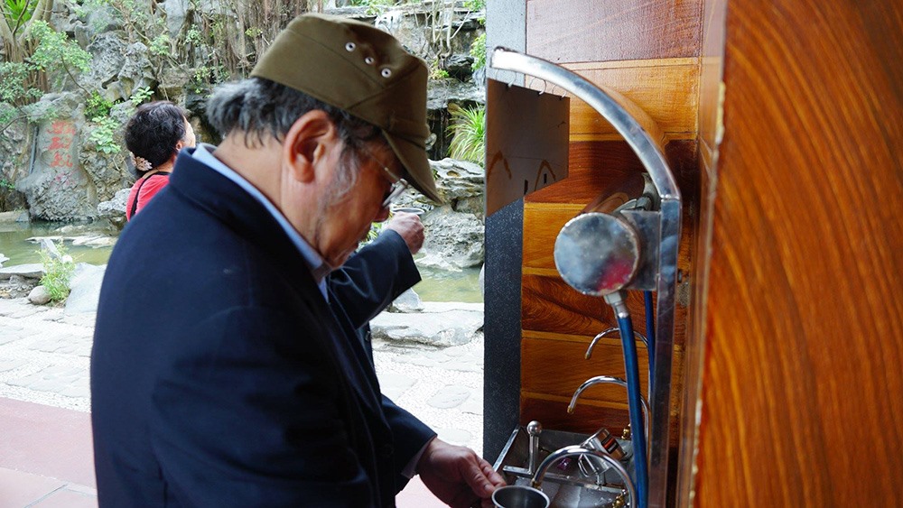 Nước uống miễn phí tại chùa.
