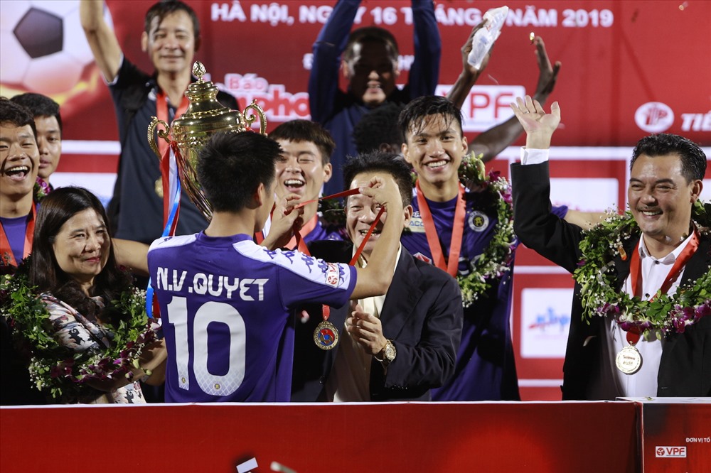  Trong màn ăn mừng chức vô địch cùng Hà Nội, bầu Hiển đã được tiền đạo Văn Quyết tặng lại chiếc huy chương. 