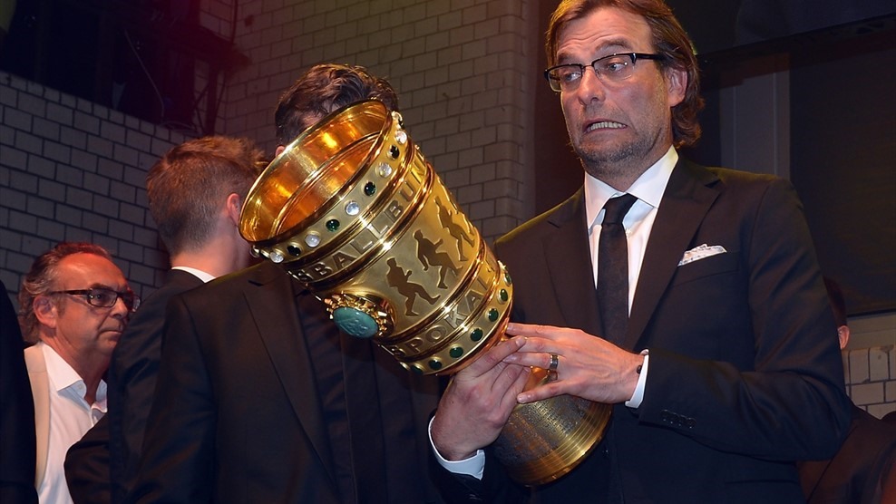 Jurgen Klopp cầm trên tay chiếc cúp có được sau khi đưa Dortmund vô địch Cúp Quốc gia Đức năm 2012. Ảnh: Getty Images.