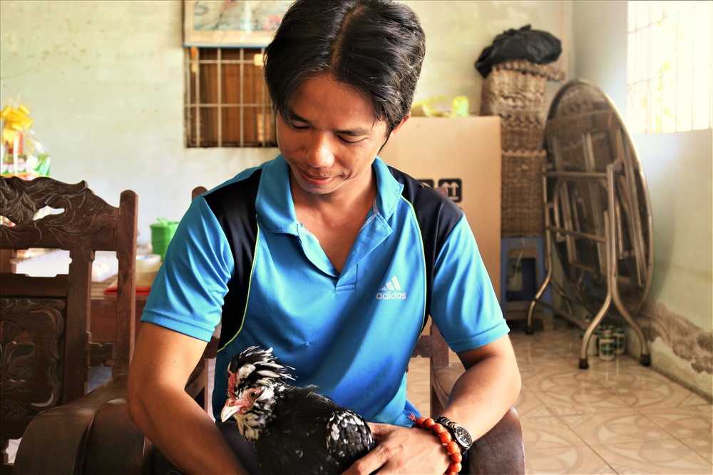 “Triệu phú” trẻ tuổi Nguyễn Bửu Thanh bên một con gà Quý Phi được chọn để gây giống. Ảnh: Bảo Trung