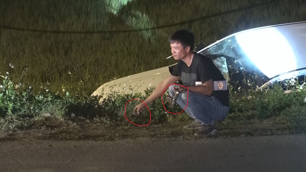 Đối tượng Nguyễn Thành Trung đầu hàng lực lượng chức năng sau 4 giờ ôm súng và lựu đạn cố thủ trong ô tô