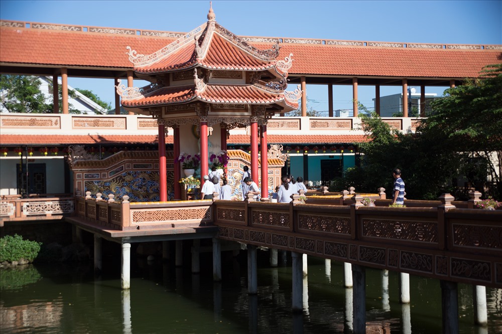 “Dãy hành lang” bắt qua ao phóng sinh – một trong những nét kiến trúc độc đáo của chùa Nam Sơn