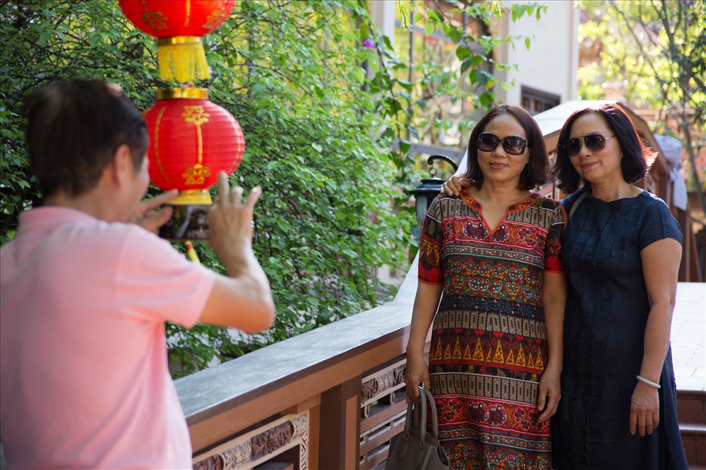 Du khách đến tham quan và chụp hình tại chùa Nam Sơn