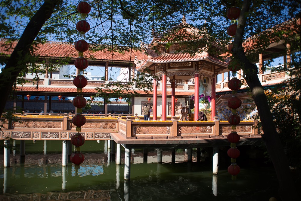 “Dãy hành lang” bắt qua ao phóng sinh – một trong những nét kiến trúc độc đáo của chùa Nam Sơn