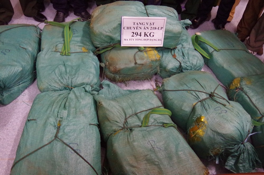 12 bao tải màu xanh chứa 294 kg ma túy dạng đá