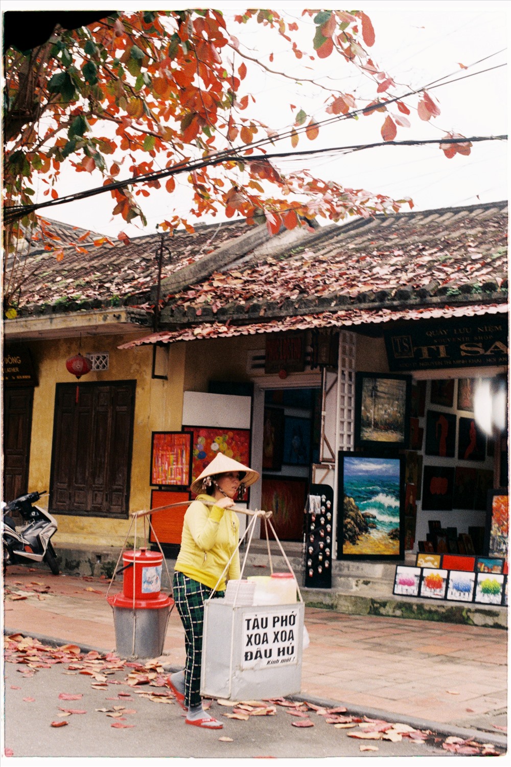 Gánh hàng rong trên con đường đầy lá đỏ. Ảnh: L.V