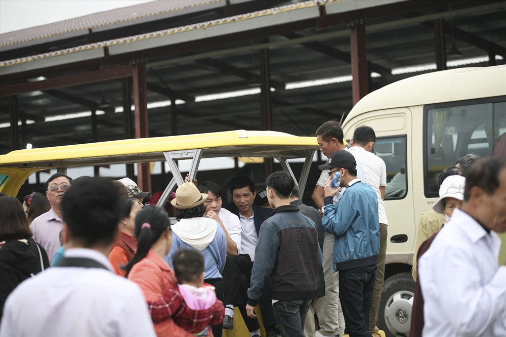 Khoảng cách từ nơi gửi phương tiện tới chùa Tam Chúc khoảng 3km. Do đó nhiều người lựa chọn phương tiện phục vụ là xe điện.