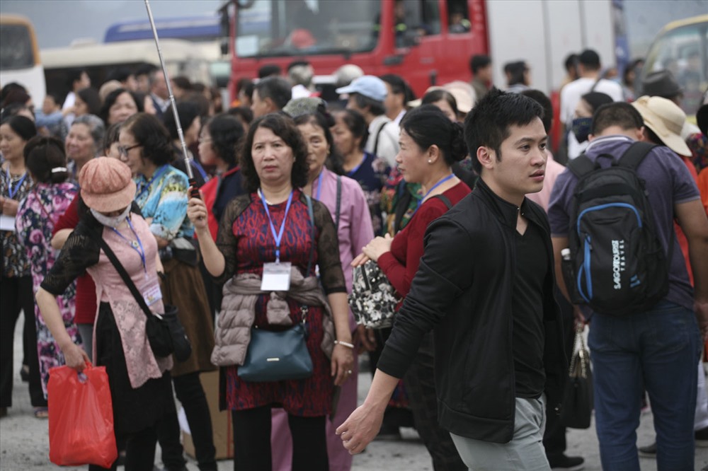 Ngày khai hội, có rất đông du khách tập trung về chùa Tam Chúc du xuân, vãn cảnh cầu may.