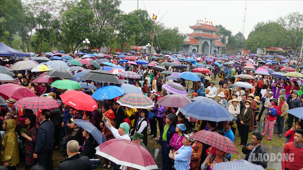 Ngay từ sáng sớm, hàng chục ngàn du khách bất chấp trời mưa lất phất, đã từ khắp mọi nơi đổ về hội Lim, huyện Tiên Du, tỉnh Bắc Ninh để chơi hội cũng như nghe các làn điệu dân ca quan họ được thể hiện bởi các liền anh, liền chị.