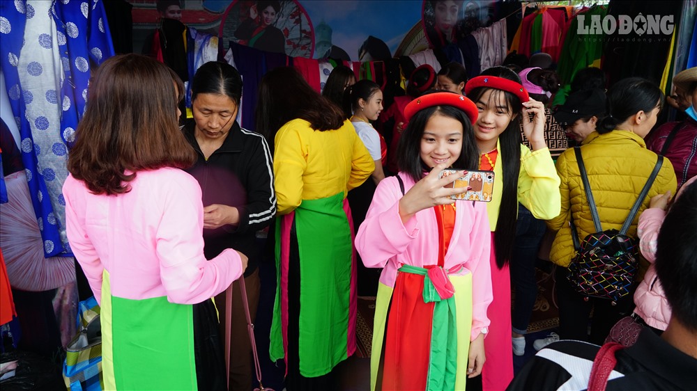 Tại quầy cho thuê trang phục các bạn trẻ tự thuê cho mình những bộ trang phục truyền thống màu sắc tươi tắn để cùng hòa nhập vào không khí của lễ hội.