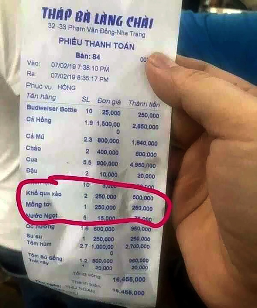 Hóa đơn tính tiền “chặt chém” tại hai nhà hàng ở Nha Trang mới đây bị phản ánh trên mạng.