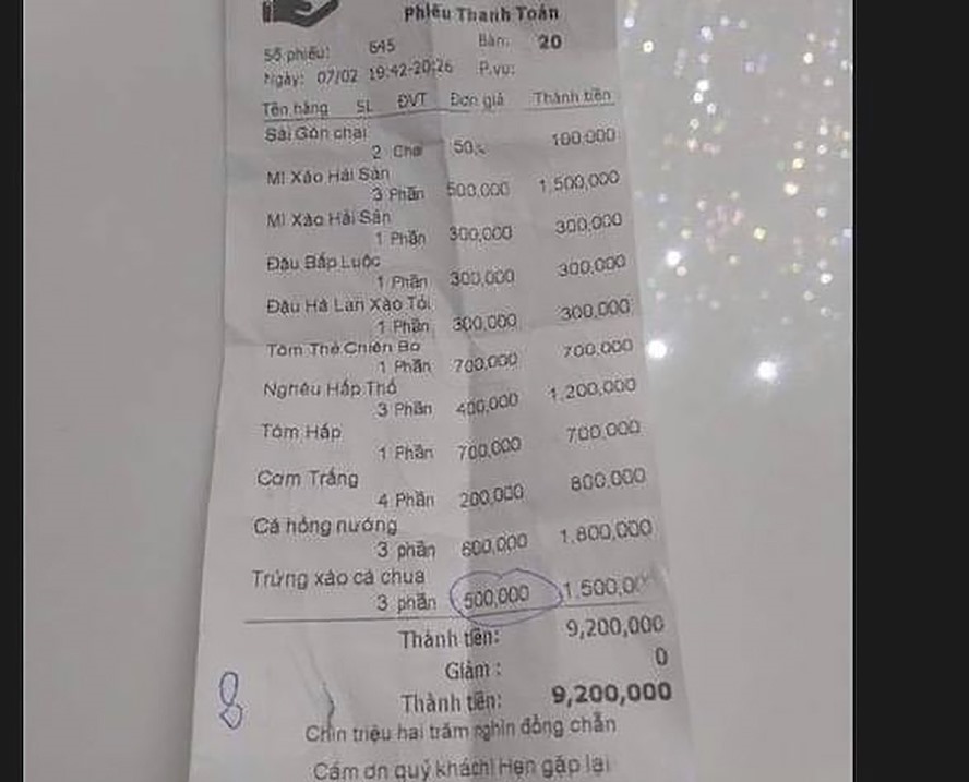 Hóa đơn tính tiền “chặt chém” tại hai nhà hàng ở Nha Trang mới đây bị phản ánh trên mạng.
