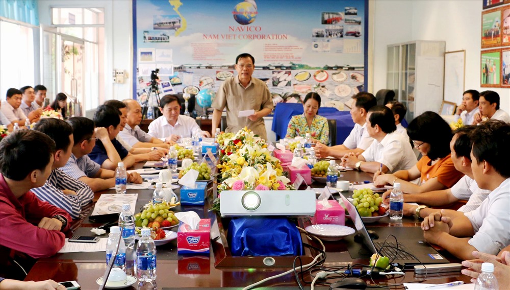 Bộ trưởng Nguyễn Xuân Cường phát biểu tại buổi làm việc sau chuyến đi tham quan thực tế. Ảnh: LT