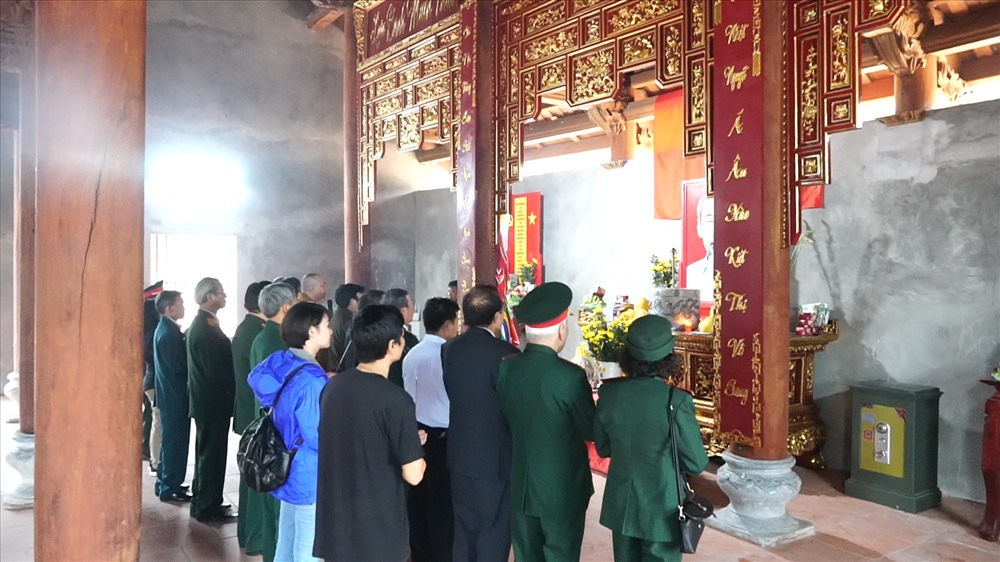 Đoàn người về dâng hương trước anh linh Chủ tịch Hồ Chí Minh, Đại tướng Võ Nguyễn Giáp và 27.000 người con ưu tú của Trung Đoàn 5 Yên Tử. Được biết sau hơn một năm thi công đến tháng 12 năm 2018, ngôi đền hạng mục chính của dự án đã hoàn thành. 