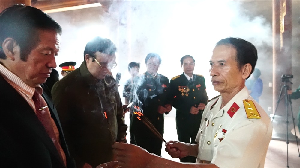 Trung tướng Nguyễn Tiến Long (Nguyễn tư lệnh quân khu 3) cùng các đồng đồi hành hương về Yên Tử tri ân 27.000 anh hùng liệt sĩ Trung đoàn 5.