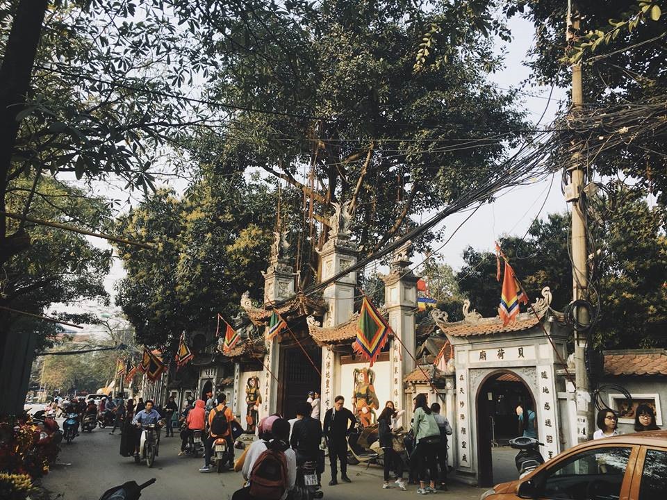 Chùa Hà có tên chữ là Thánh Đức tự, trước thuộc làng Dịch Vọng, huyện Từ Liêm, nay thuộc quận Cầu Giấy – Hà Nội, được xây dựng từ thời vua Lê Thánh Tông (1460-1497).    