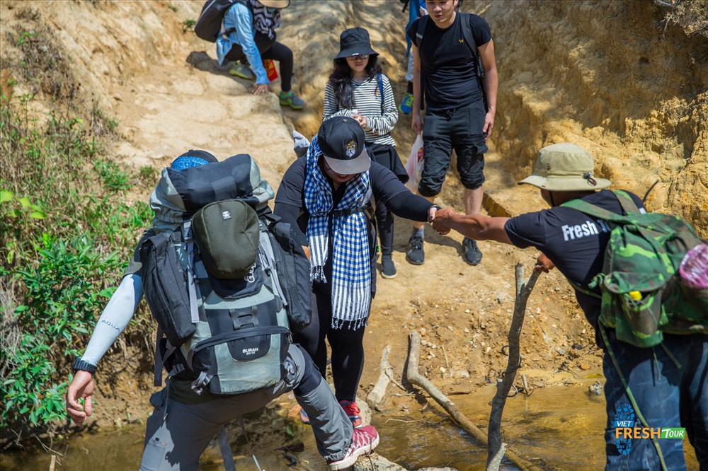 Những thành viên trong đoàn trekking sẽ giúp đỡ nhau rất nhiều trong chuyến đi, vì vậy luôn giữ cự li hợp lý và phải yêu cầu nếu cần được giúp đỡ. Ảnh: Viet Fresh Tour