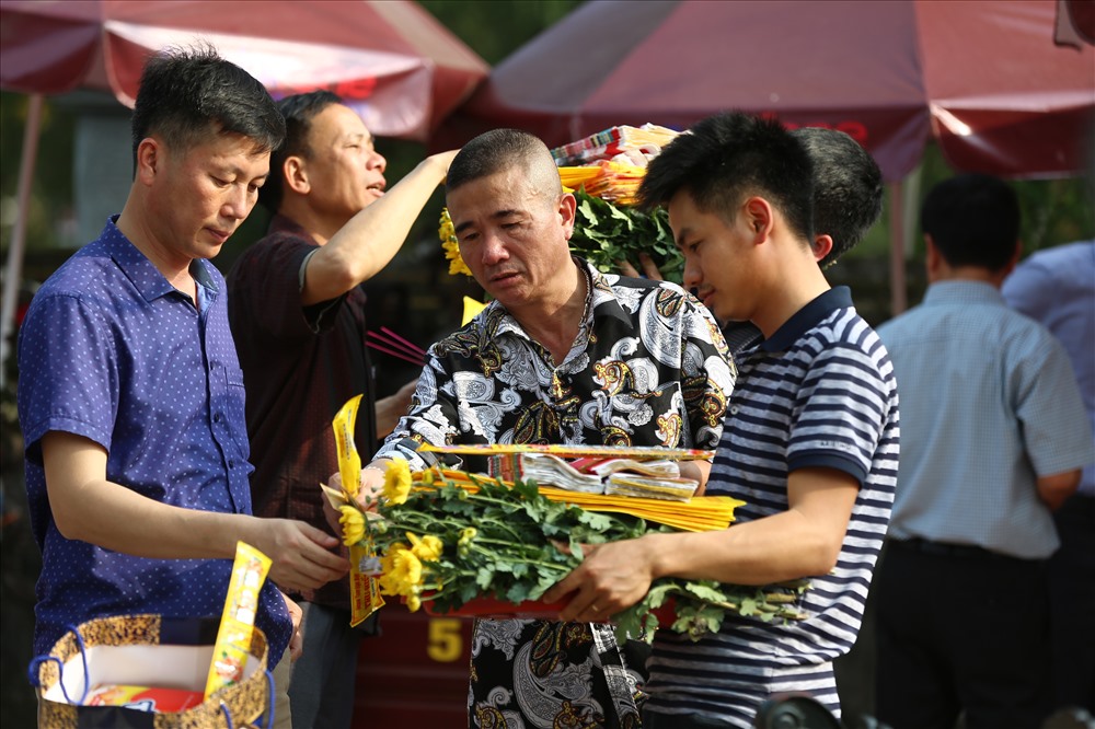 Ngay từ chiều ngày 18.2 (14 tháng Giêng), người dân đã đổ về Đền Trần (Nam Định) dâng lễ.