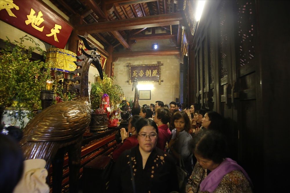 Đền Trần là nơi linh thiêng, người dân đến cầu an, cầu tài cho gia đình trong dịp năm mới.