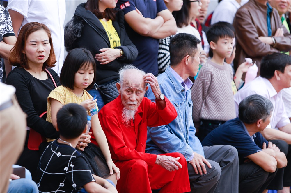 Từ các bậc cao niên làng Triều Khúc đến thế hệ trẻ và du khách thập phương đã được thưởng thức các trận đấu theo phong cách... nguyên sơ nhất. 