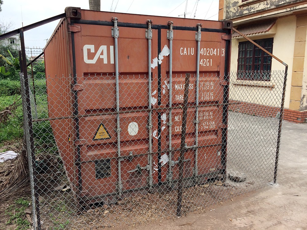 Chiếc Container sau đó được niêm phong, khóa 4 ổ khóa và hàn 2 thanh sắt chắn ngang 2 cửa. Bên ngoài thùng Container được vây tứ phía bởi một rào thép B40 cao 2m.