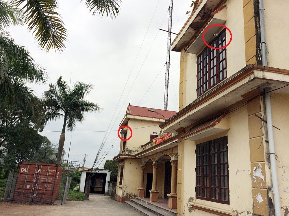 2 chiếc camera góc rộng được bố trí trên cao, gắn bên ngoài tầng 2 của nhà văn hóa thôn để đảm bảo việc bao quát khuôn viên và tránh kẻ trộm dễ dàng phá hỏng.