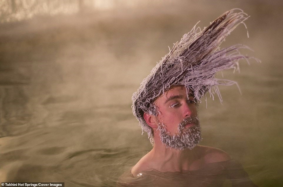 Tóc của một người đàn ông đông lạnh trong nhiệt độ không khí -15C tại suối nước nóng Takhini ở Canada.