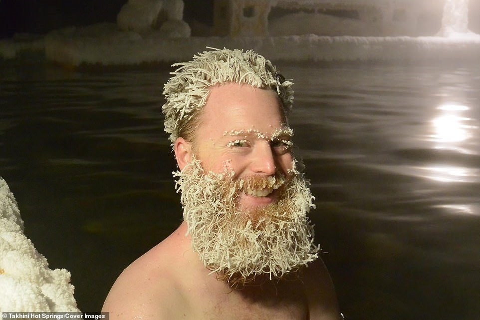 Băng đóng lại trên râu, lông mi và lông mày của một người đàn ông sau khi bơi trong suối nước nóng.
