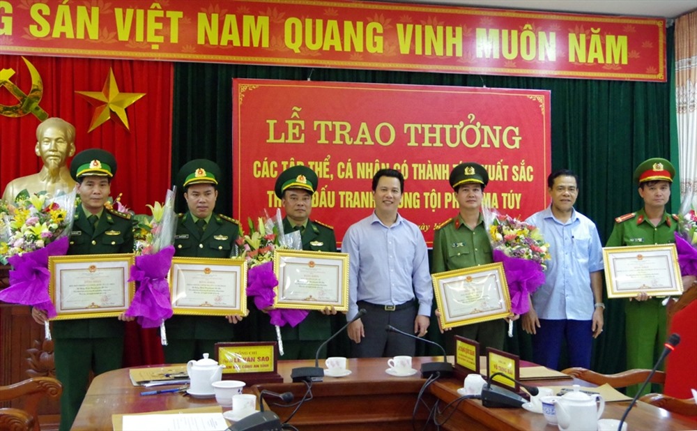 Chủ tịch UBND tỉnh Hà Tĩnh trao thưởng cho các tập thể, cá nhân tham gia các chuyên án ma túy