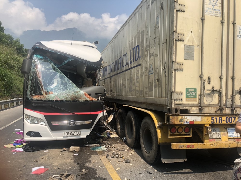 Hiện trường vụ tai nạn giữa xe khách và xe container vào trưa 18.2.