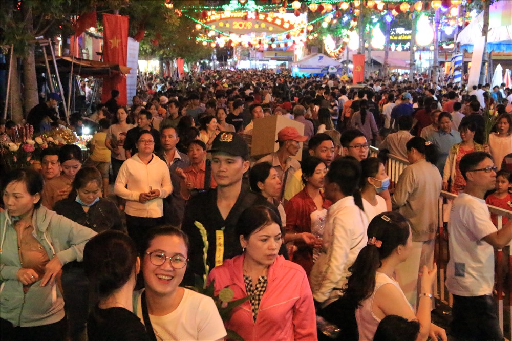 Ngoài đường Nguyễn Du, phường Phú Cường, TP Thủ Dầu Một đông nghẹt người đi lễ.