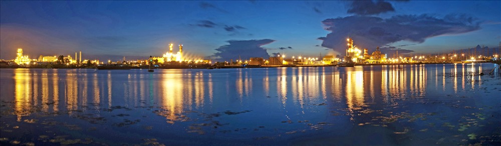 Sông Cái Tàu in bóng đèn đêm của Khu công nghiệp khí - điện - đạm Cà Mau, thuộc xã Khánh An, huyện U Minh