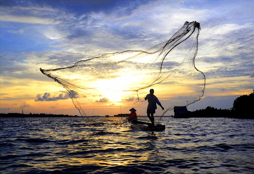 Cảnh người dân chài cá, tôm trên Đầm Thị Tường, trong ánh hoàng hôn