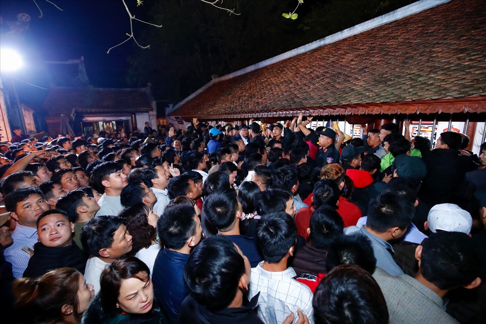Hàng nghìn người dân và khách thập phương nô nức đổ về Đền Trần xin ấn.
