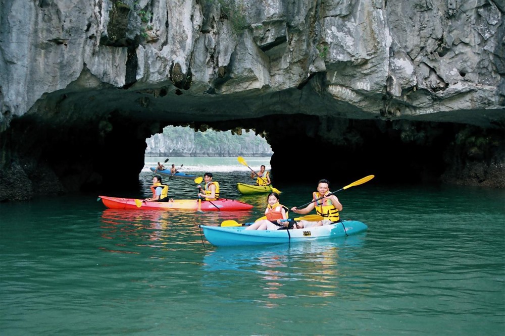 Chèo thuyền kayak khám phá hang Luồn ở Hạ Long. Ảnh: dulichhalong.net
