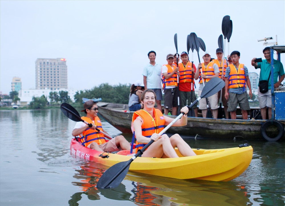 Tour chèo thuyền kayak trên sông Hàn (Đà Nẵng). Ảnh: CLB Kayak Đà Nẵng