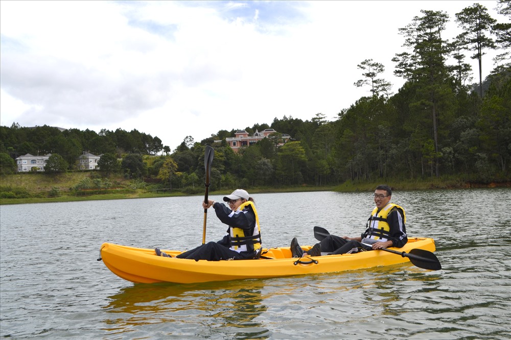 Trải nghiệm kayak trên hồ Tuyền Lâm (Đà Lạt). Ảnh: Travellive