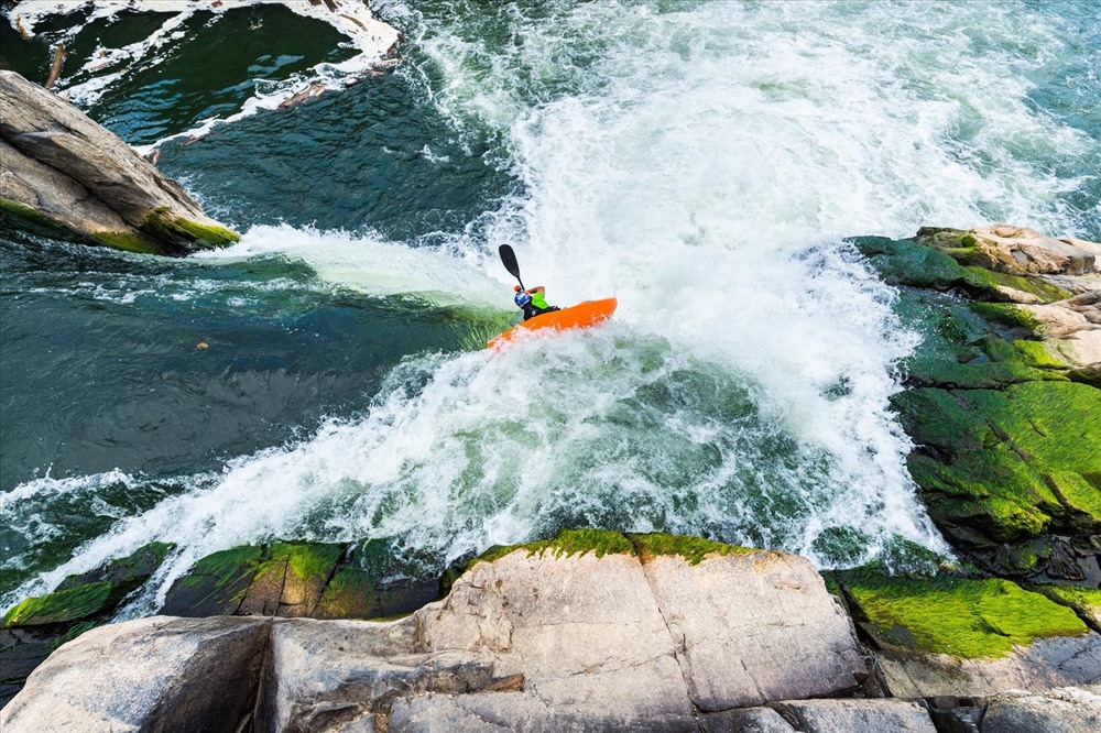 Chèo thuyền kayak trên địa hình hiểm trở. Ảnh: Redbull
