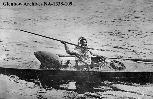 Những con thuyền kayak ngày xưa phục vụ cho việc đi săn. Ảnh: Glenbow Archives