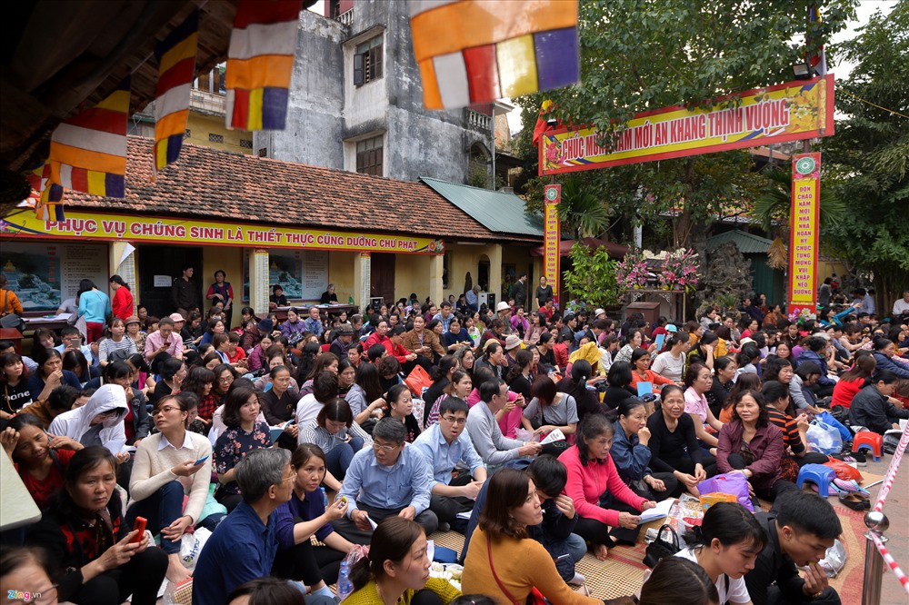 Nhiều người kéo đến chùa đầu năm để làm lễ dâng sao giải hạn.