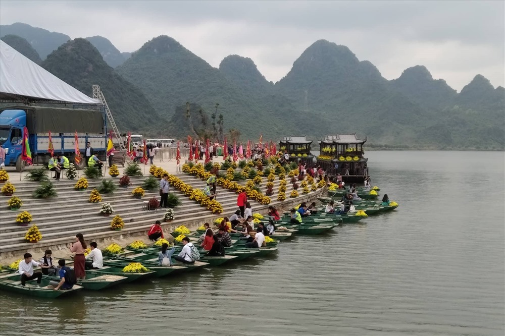 Hệ thống bến thuyền, xe điện phục vụ du khách