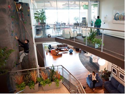 Mọi người có thể leo tường núi bên trong văn phòng Google